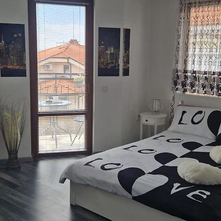 Black And White Apartment Karlovo Dış mekan fotoğraf