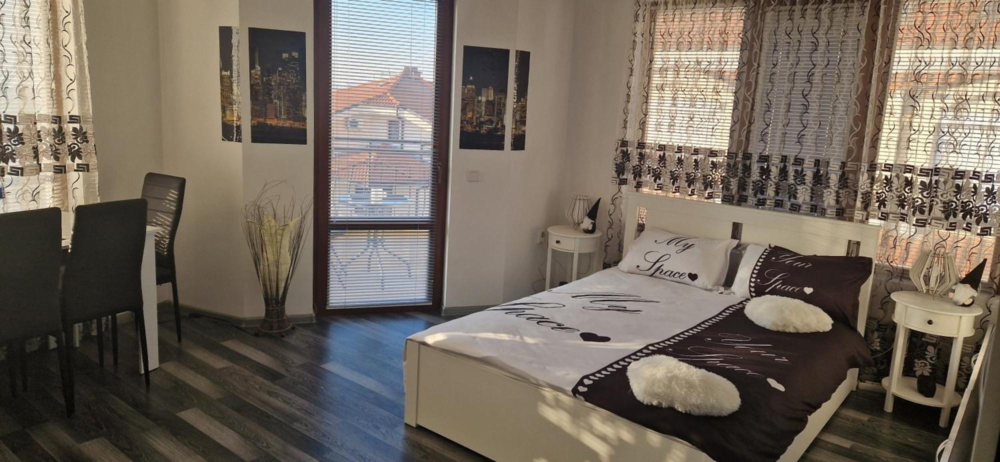 Black And White Apartment Karlovo Dış mekan fotoğraf