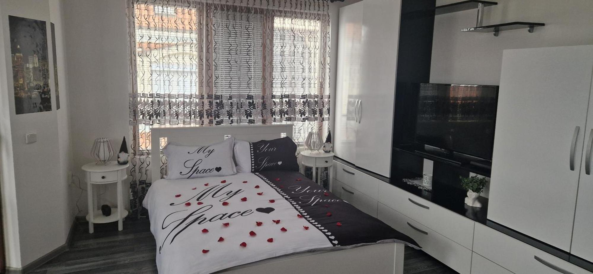 Black And White Apartment Karlovo Dış mekan fotoğraf