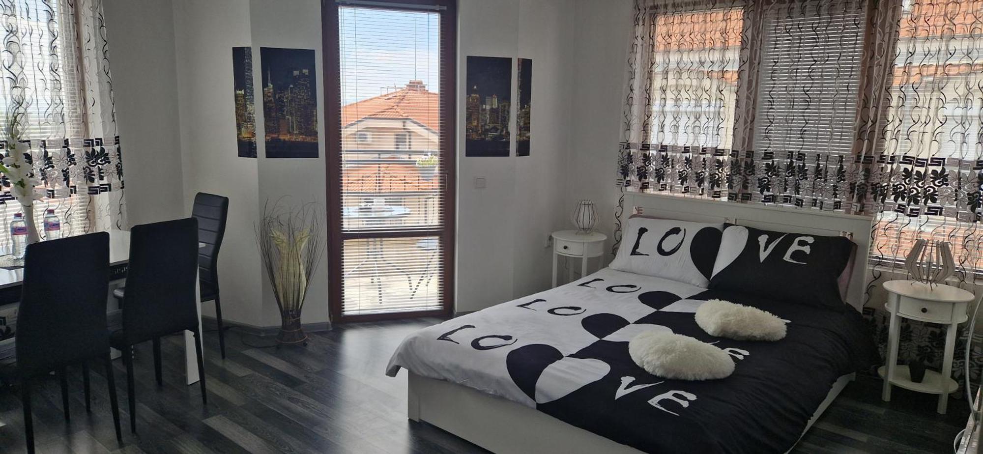 Black And White Apartment Karlovo Dış mekan fotoğraf